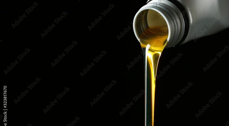 Yağlama, ekipmanlarda paslanma ve korozyon gibi diğer zararlı etkileri de azaltır. Nem, metal yüzeylerde paslanmaya ve korozyona neden olabilir, ancak yağlama, yüzeyleri nemden koruyarak, ekipmanın ömrünü uzatır ve çalışmasını güvence altına alır. Sonuç olarak, yağlama, makine ve ekipmanların düzgün ve güvenilir bir şekilde çalışmasını sağlamak için hayati önem taşır. Doğru yağlama, ekipmanların ömrünü uzatır, verimli çalışmasını sağlar, arızaları azaltır ve işletme maliyetlerini düşürür.